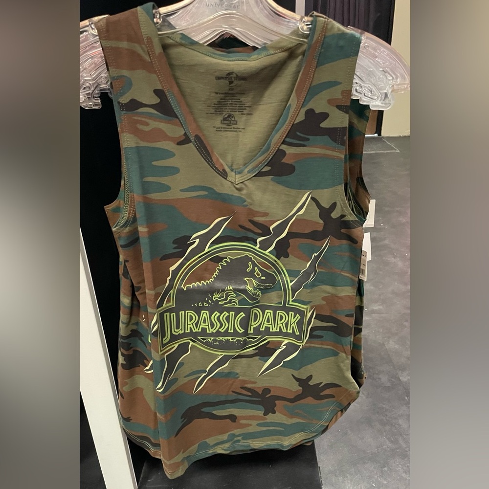 3/$25🛍️ Jurassic Park camo cotton tank top sleeveless v-neck, Universal, M, NWT